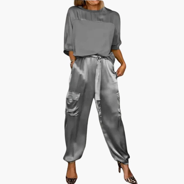 Women’s two-piece set with short sleeves and Pants