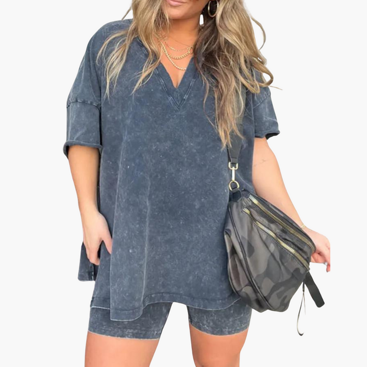 Women’s two-piece set with short sleeves and shorts