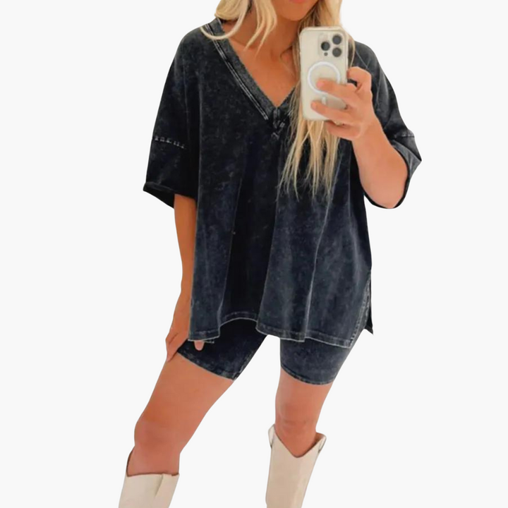 Women’s two-piece set with short sleeves and shorts