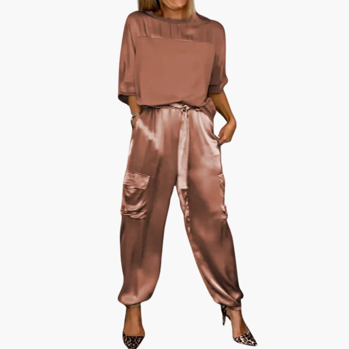 Women’s two-piece set with short sleeves and Pants